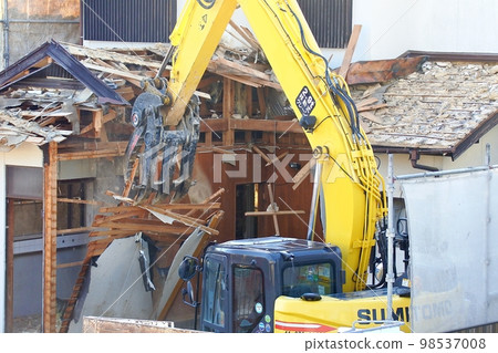 Wooden house being dismantled 98537008