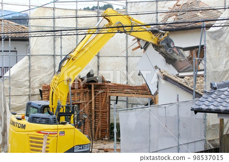 被拆除的木房子 98537015