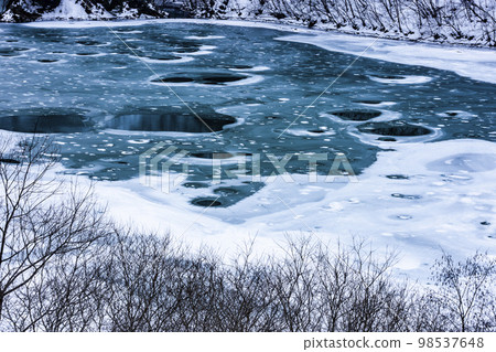 Frozen lake surface 98537648