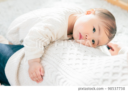 親子互動 寶寶凝視 98537738
