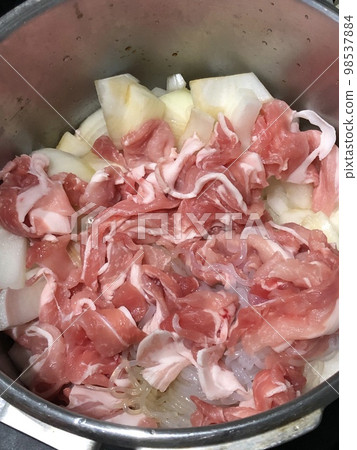 高壓鍋中 nikujaga 配料的俯視圖 高壓鍋中 nikujaga 配料的俯視圖 98537884