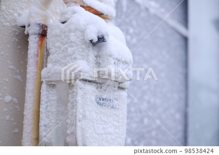 gas meter invisible in blizzard 98538424