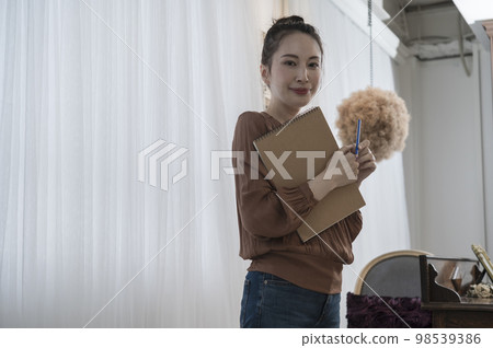 女性創作者形象 98539386