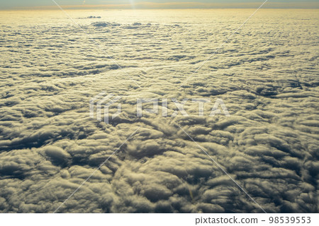 從飛機窗口看到的雲海美景 98539553
