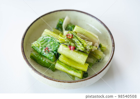 白色背景上的 Nozawana 泡菜 98540508