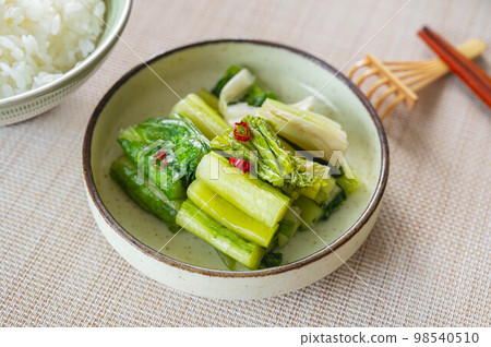 桌上的米飯和野澤醃菜 桌上的米飯和野澤醃菜 98540510