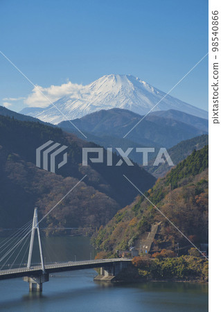 [神奈川縣]從丹澤湖千代之澤圓地展望台看到的富士山 98540866