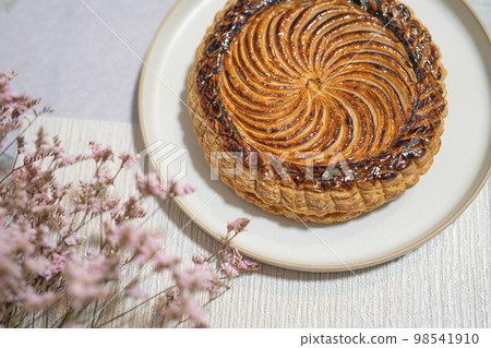 Western sweets Galette des Rois cake 98541910