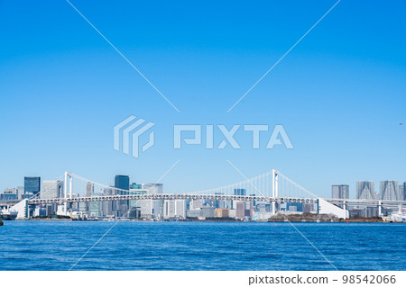 從東京灣看到的海灣大橋和東京建築物 98542066