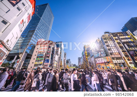 日本東京市景 全國超19萬,連續2天死亡人數最多…室外室內都不用戴口罩! = 12月29日,秋葉原 日本東京市景 全國超19萬,連續2天死亡人數最多…室外室內都不用戴口罩! = 12月29日,秋葉原 98542068