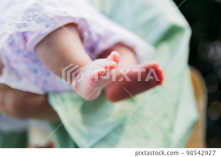 Shrine visit Small baby's hands and feet Shrine visit Small baby's hands and feet 98542927
