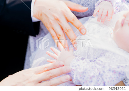 Shrine visit Small baby's hands and feet Shrine visit Small baby's hands and feet 98542931
