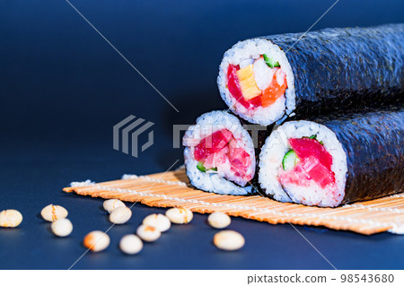 Eho-maki and bean-throwing on Setsubun give a sense of the season [February image] 98543680