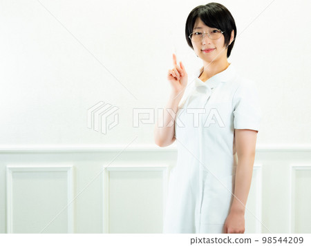 牙刷和護士【白背】 98544209