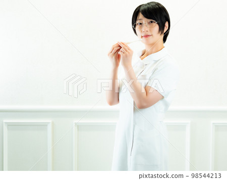 牙刷和護士【白背】 98544213