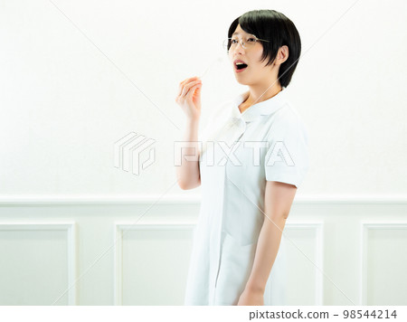 牙刷和護士【白背】 98544214