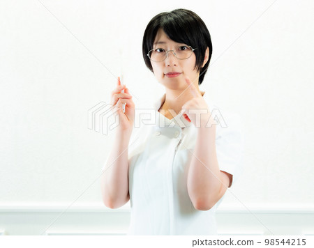 牙刷和護士【白背】 98544215