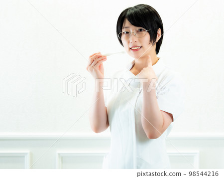 牙刷和護士【白背】 98544216