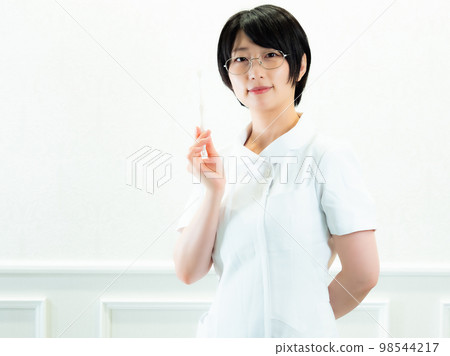 牙刷和護士【白背】 98544217