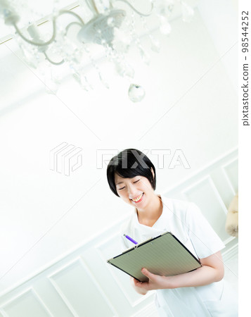 一位護士拿圖表 98544252