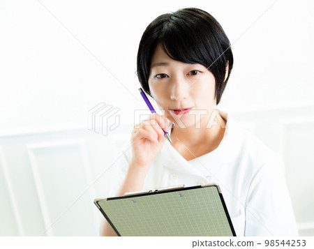 一位護士拿圖表 一位護士拿圖表 98544253