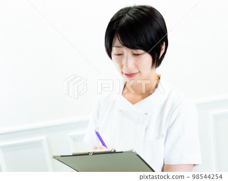 一位護士拿圖表 一位護士拿圖表 98544254
