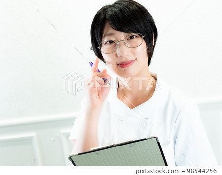 一位護士拿圖表 一位護士拿圖表 98544256