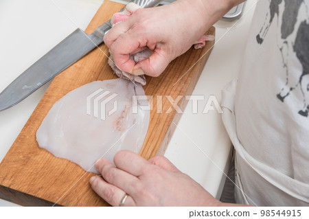 【中年家庭主婦準備魷魚，剝屍體】 98544915