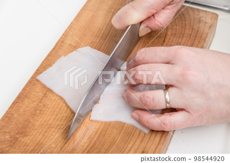 【中年家庭主婦準備魷魚,切身】 【中年家庭主婦準備魷魚,切身】 98544920