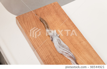 [Cleaning the Japanese flying squid, taking out the liver] 98544921