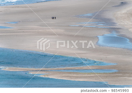 Picturesque beach, sea. A people on a beautiful beach. The famous Irish beach of Inchydoney, a minimalistic landscape. People on beach 98545993