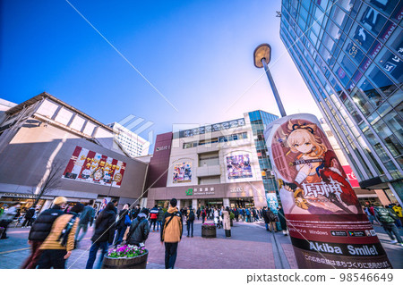 日本東京市景 全國超19萬，連續2天死亡人數最多…室外室內都不用戴口罩！ = 12月29日，秋葉原 98546649