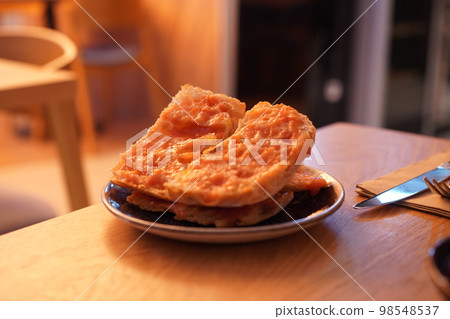 Spanish tapas bread con tomate 98548537