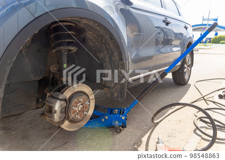 Hydraulic car jack lift the new car for change the tyre. 98548863