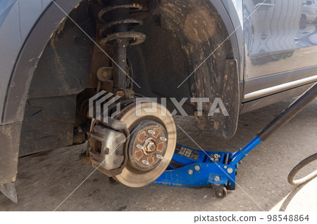 Hydraulic car jack lift the new car for change the tyre. 98548864