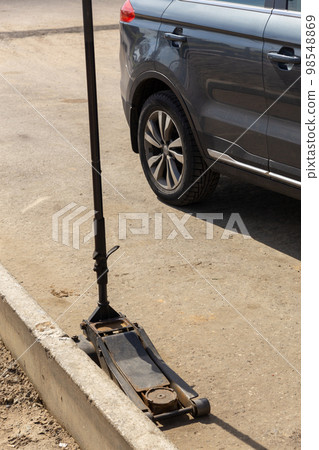 Hydraulic car jack lift the new car for change the tyre. 98548869