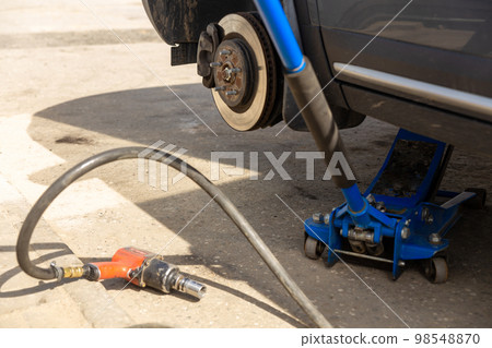 Hydraulic car jack lift the new car for change the tyre. 98548870
