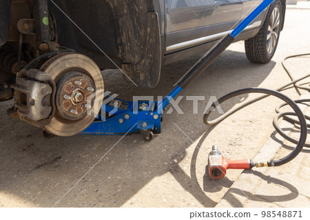 Hydraulic car jack lift the new car for change the tyre. 98548871