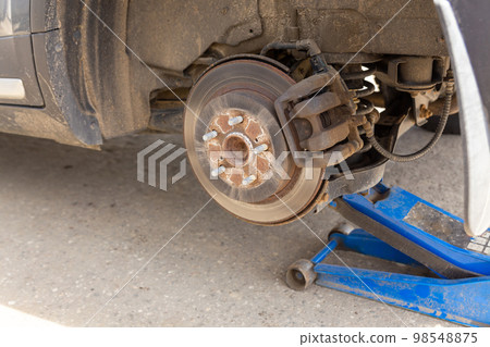 Hydraulic car jack lift the new car for change the tyre. Hydraulic car jack lift the new car for change the tyre. 98548875