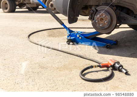 Hydraulic car jack lift the new car for change the tyre. 98548880