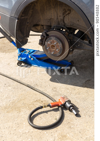 Hydraulic car jack lift the new car for change the tyre. 98548882