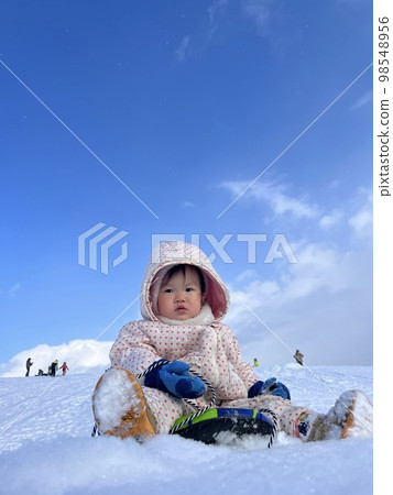 A girl playing snow A girl playing snow 98548956