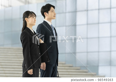 Young men and women in suits Job-hunting students/freshers image 98549163