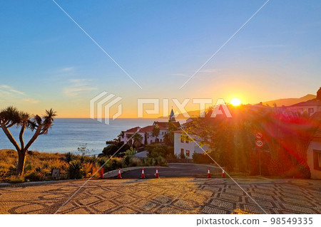 Beautiful picturesque sunset on the beach or ocean. Sunset background. Beautiful picturesque sunset on the beach or ocean. Sunset background. 98549335