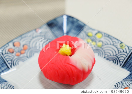 Japanese confectionery 98549650