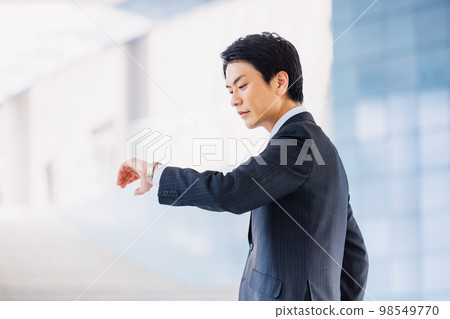 站立在辦公室大廳的商人 98549770