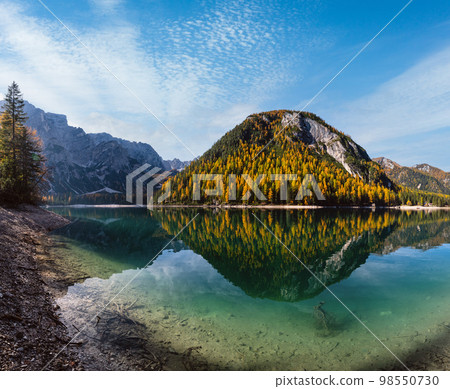Autumn peaceful alpine lake Braies or Pragser Wildsee. Fanes-Sennes-Prags national park, South Tyrol, Dolomites Alps, Italy, Europe. 98550730