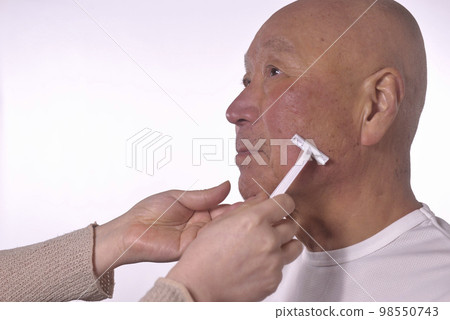 護理剃老人鬍鬚 98550743