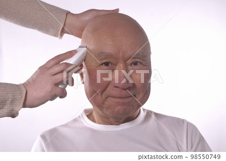 Haircut for an old man by nursing care Haircut for an old man by nursing care 98550749