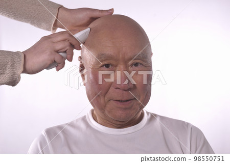 通過護理為老人理髮 98550751